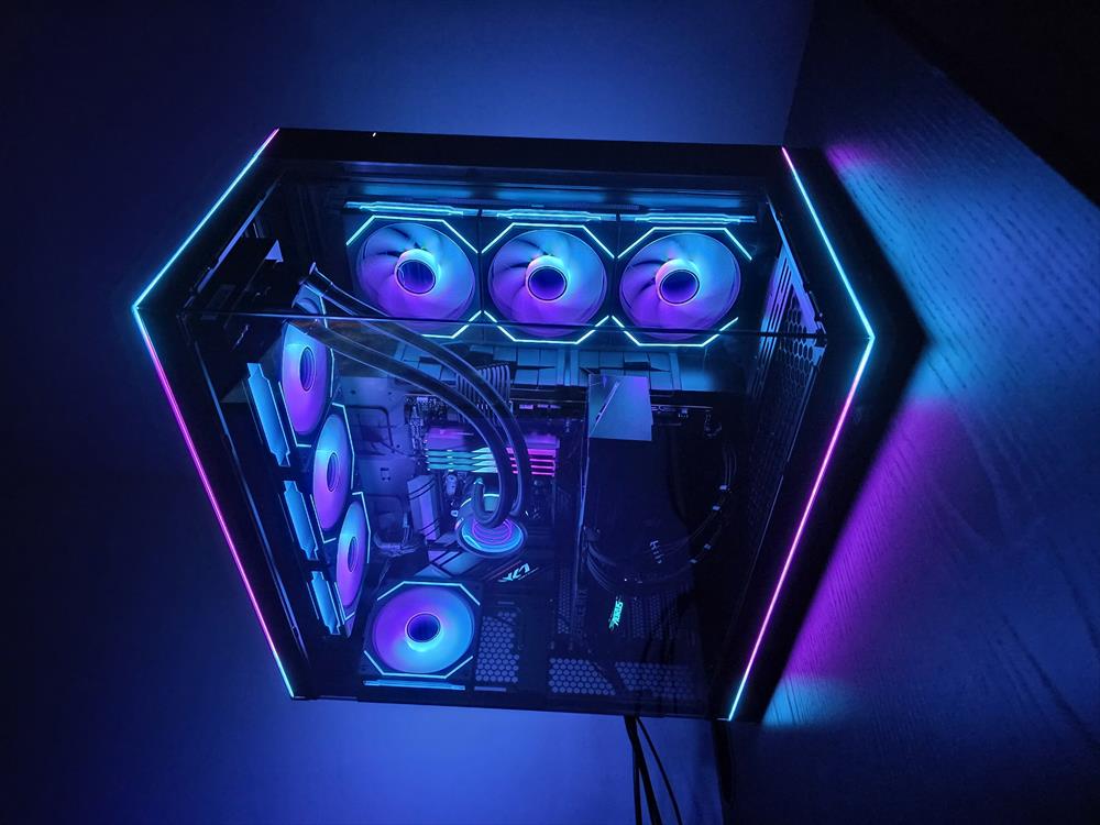 Erős gaming PC oldalnézetből